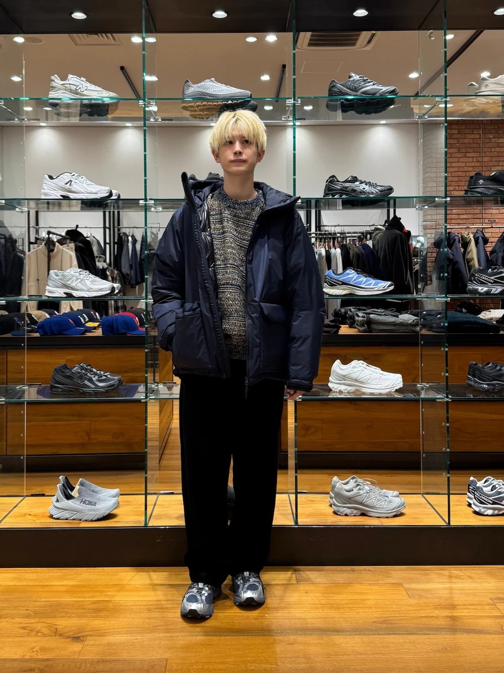 【アウター】
Lサイズを着用。
ボリューム感はあるシルエットになってます！
気温が下がった事もあり探されてるお客様も多いと思います！
かなりコスパが良いダウンです！