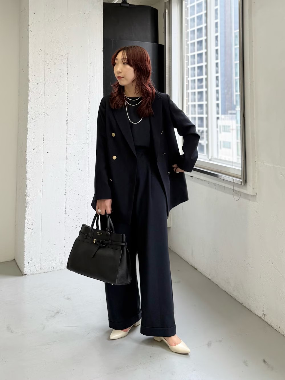 【アウター】身長157cmで38サイズ着用。セレモニーにも普段使いにもしやすいジャケットです。

【オールインワン】ジャケットと同じネイビーで合わせました。ウエストベルトで着丈を調整でき、サラッとした着心地です。