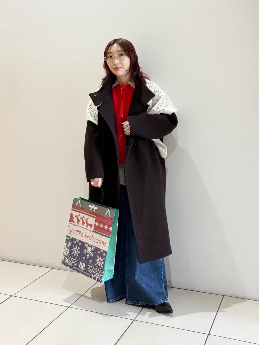 【アウター】スタンドカラーが特徴のロングコート。今年らしいBROWNに、中に着た鮮やかな赤ニットが相性抜群です。

【トップス】綺麗な発色の赤ニットはウールカシミヤ素材で、とても柔らかい着心地でした。