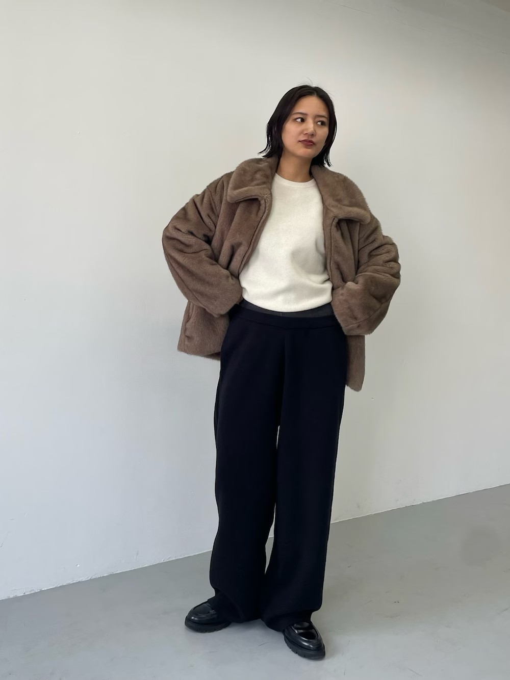 上品なミンクライクファーが目を引く、トレンド感のある軽いアウター。なめらかな光沢と柔らかな肌触りが魅力です。大きすぎない絶妙なサイズ感と合わせやすい丈感にこだわり、ダブルジップと大きな襟がポイント。きれいめにもカジュアルにも着こなせます。