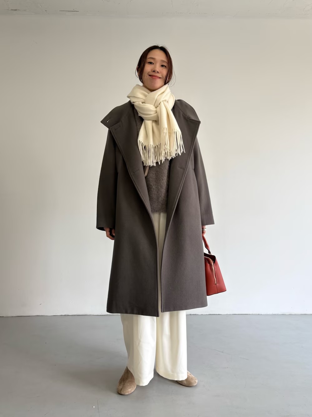 【アウター】生地はしっかりしていますが、重くはありません。フリーサイズで膝が隠れる丈です。襟を寝かせても着られるので、マフラーも巻きやすかったです。

【ニット】柔らかくて着心地抜群。全体的にゆったりシルエットで体のラインを拾わず、楽に着られます。