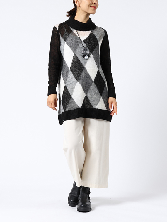 モヘア調のふわふわした軽やかなニットチュニックは控えめなオフタートルがポイント！柄は前身頃のみに入り、袖と後ろ身頃は無地でバランスを取りやすく着こなしやすい一着です。ワイドシルエットのあったかパンツと合わせたコーディネートです。
モデル身長：162cm
