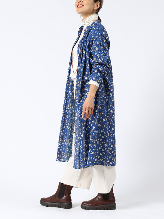 大人の可愛らしさ前回の『ガーリー』なコーディネートです。たくさんのピンタックを贅沢にあしらい、ふんわりと優雅なシルエットワンピースの前を開けて羽織りとして着こなしました。インナーとパンツはオフですっきりと。
モデル身長：162cm