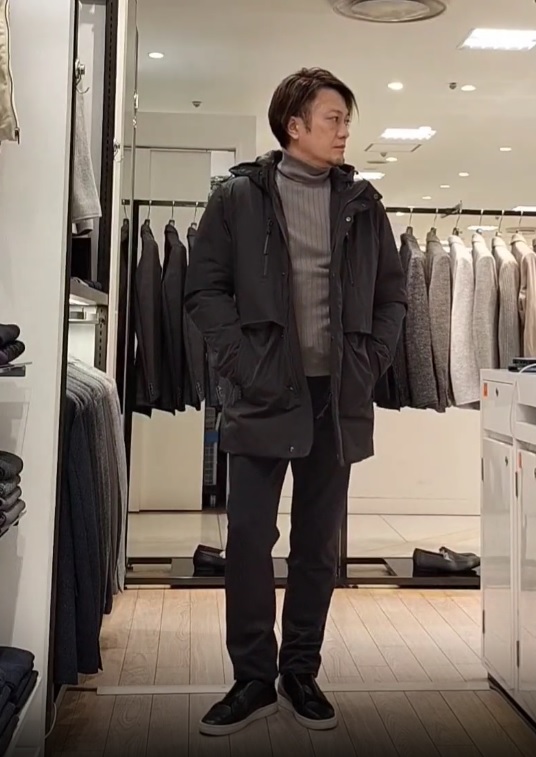 ウンブルゾンはスッキリとしたミニマルなデザインですがポケットが8個あり収納力も抜群、衿の内側からフードも取りはずせ、フードを取るとスッキリとしたスタンドカラーになります。パンツはフリースパンツになります。ストレッチ性の良さとシワのなりづらさ、肌触りの良さが特徴になります。【モデル身長：173cm】