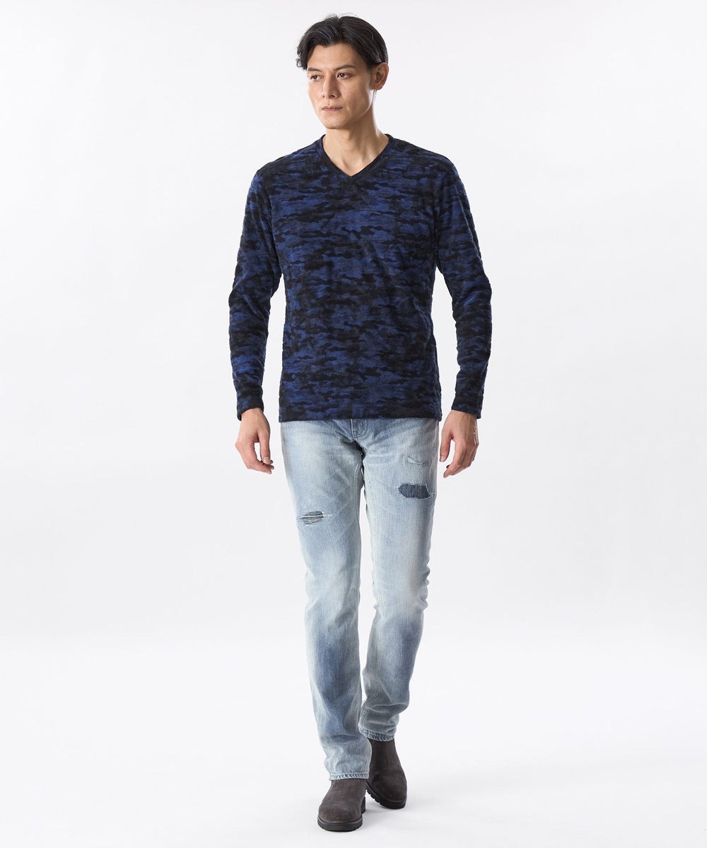 ランダムなパイルカモフラジャカード生地を使用し製品でかご染めに。かご染めの絶妙な色のムラ感は職人のなせる業で1点1点見え方が異なるのが特徴です。ジャケットのインナー合わせはもちろん、単体でも存在感を放ち、カジュアルなデニムやスラックスとの組み合わせもおすすめ。