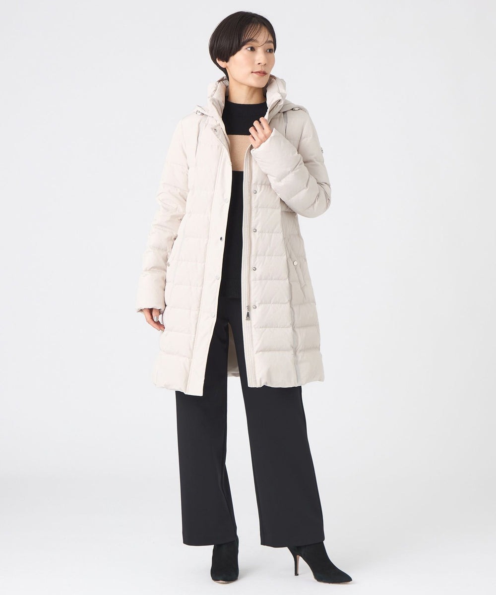 ベストセラーの定番ダウンコートをアップデート。アームホールを少しだけ広くすることで、見た目のすっきり感はそのままに、より快適な着心地に仕上げています。フードは脱着可能で、フードとスタンド襟の両方を楽しんでいただけます。