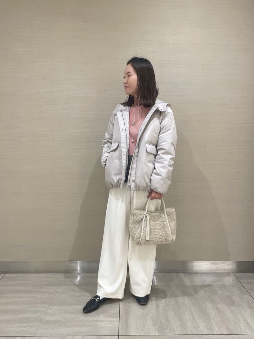 重くなりがちな冬に淡いカラーとピンクを合わせた明るめコーデ。サテン地のダウンコートは上品な光沢もあり、高級感のある素材です。 ピンクのニットはウール100%でふんわり暖かさ♪オールゴムなのにキレイめに見えるジャージーパンツと合わせたカジュアルスタイリングにしてみました。【モデル身長：162cm】