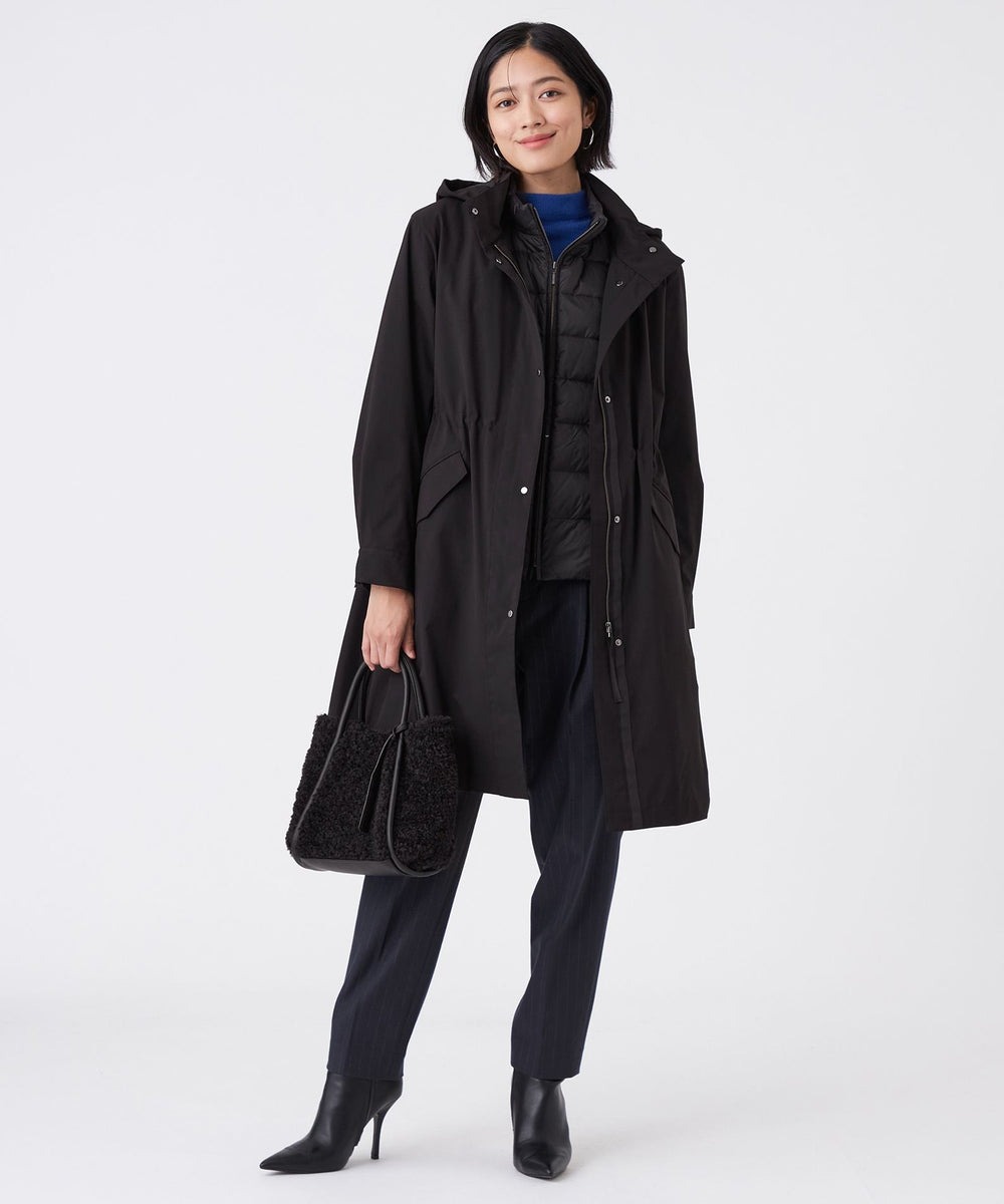 取り外し可能なインナーのダウンベスト付きのアウターです。
アウターとインナーベストの２層構造です。インナーベストのみ、アウターのみ、２枚をレイヤードして着用可能なマルチWAY仕様で、長いシーズン着用していただけます。表地は防風機能のある素材を使用しています。