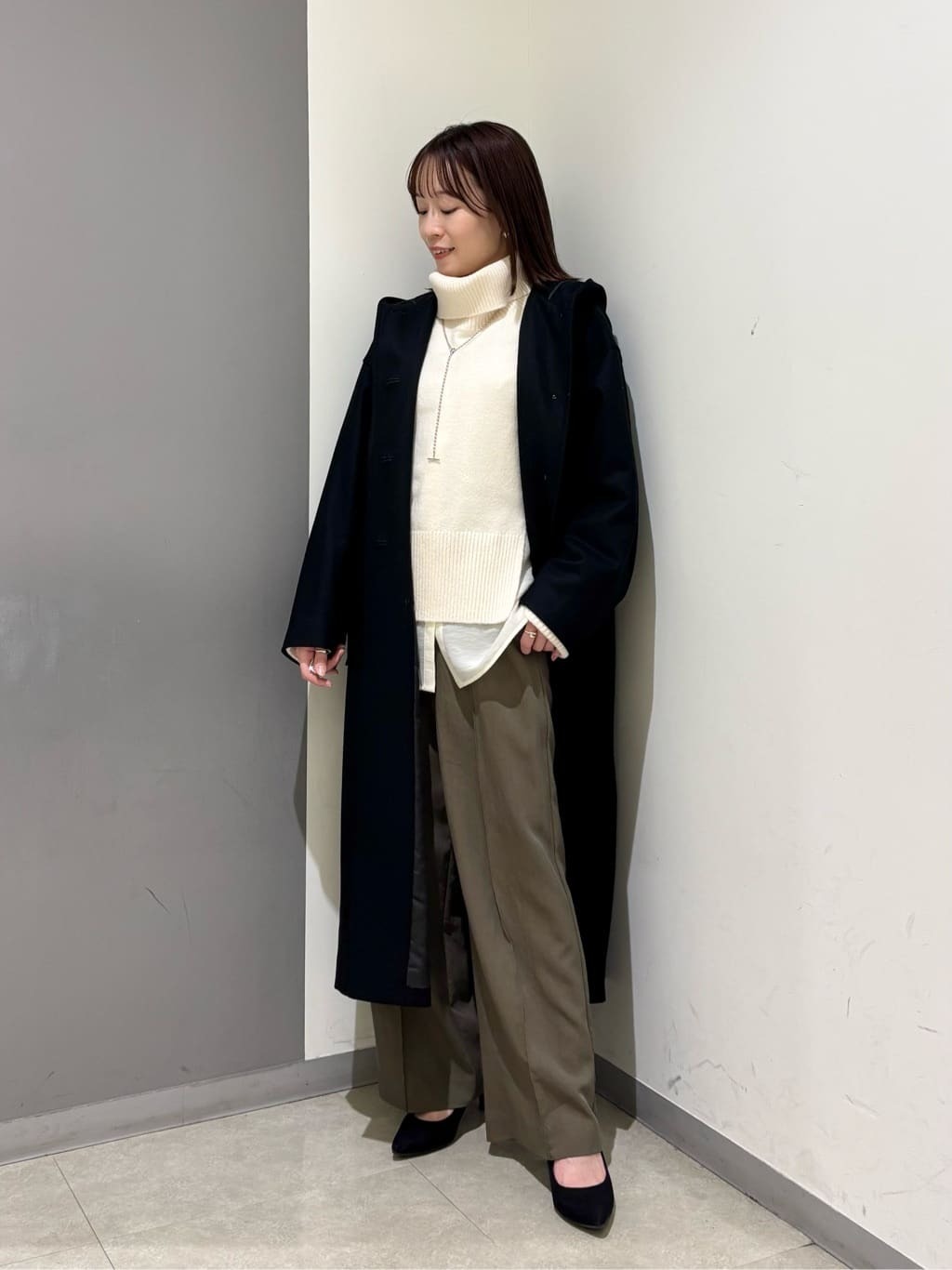 ベーシックカラーでまとめたきれいめカジュアルスタイル。ニットはスリットや折り返しデザインが可愛いので一枚で着ても素敵ですがレイヤードスタイルも映えます◎パンツは薄手なので冬場はレギンスなどを仕込むのがおすすめ。同素材ジャケットとのセットアップも◎【モデル身長：155cm】