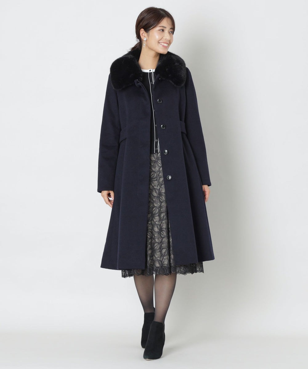 プリンセスラインとパネル切り替えにより立体的でスッキリとしたシルエットのデザインです。共布ベルトをウエストに挟み込む事できれいなシルエットを表現しています。襟には取り外し可能な豪華なフェイクファーがついており、シーンにあわせて着こなしが楽しめます。