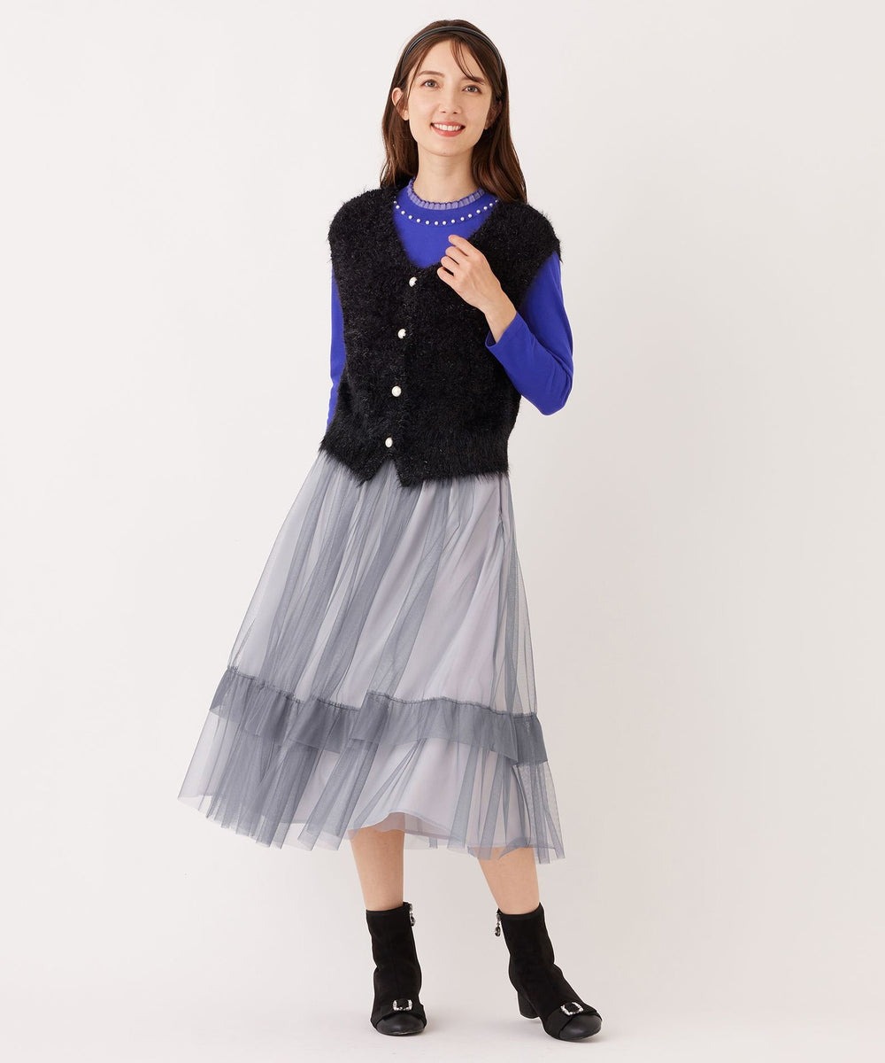 【ジレ】フェザーモール糸をミックスで編み立てた、前後２WAY仕様のコンパクトジレ。特有の光沢感を持つラメフィルムを使用したフィルムモール糸が華やかさとアクセントを添えています。【スカート】ウエスト部分にはグログラン素材を使用し、内側に平ゴムを仕込むことで快適なフィット感を実現。裾には幅広のタックを施し、その部分がやや濃く見えるよう工夫されています。