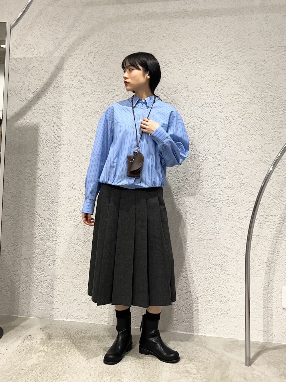 ストライプのシャツに、ミディスカートを合わせて着てみました。

シャツは柔らかめの生地感で、裾が絞ってあるので一枚でオシャレ見えするアイテムです！