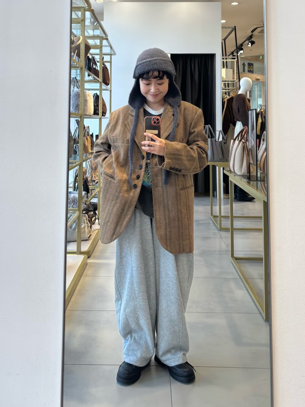 ウールのジャケットは
しっかり厚手で身幅も大きく
中も着込んでいただけます！

古着のTシャツと
スウェットパンツでカジュアルスタイルに！