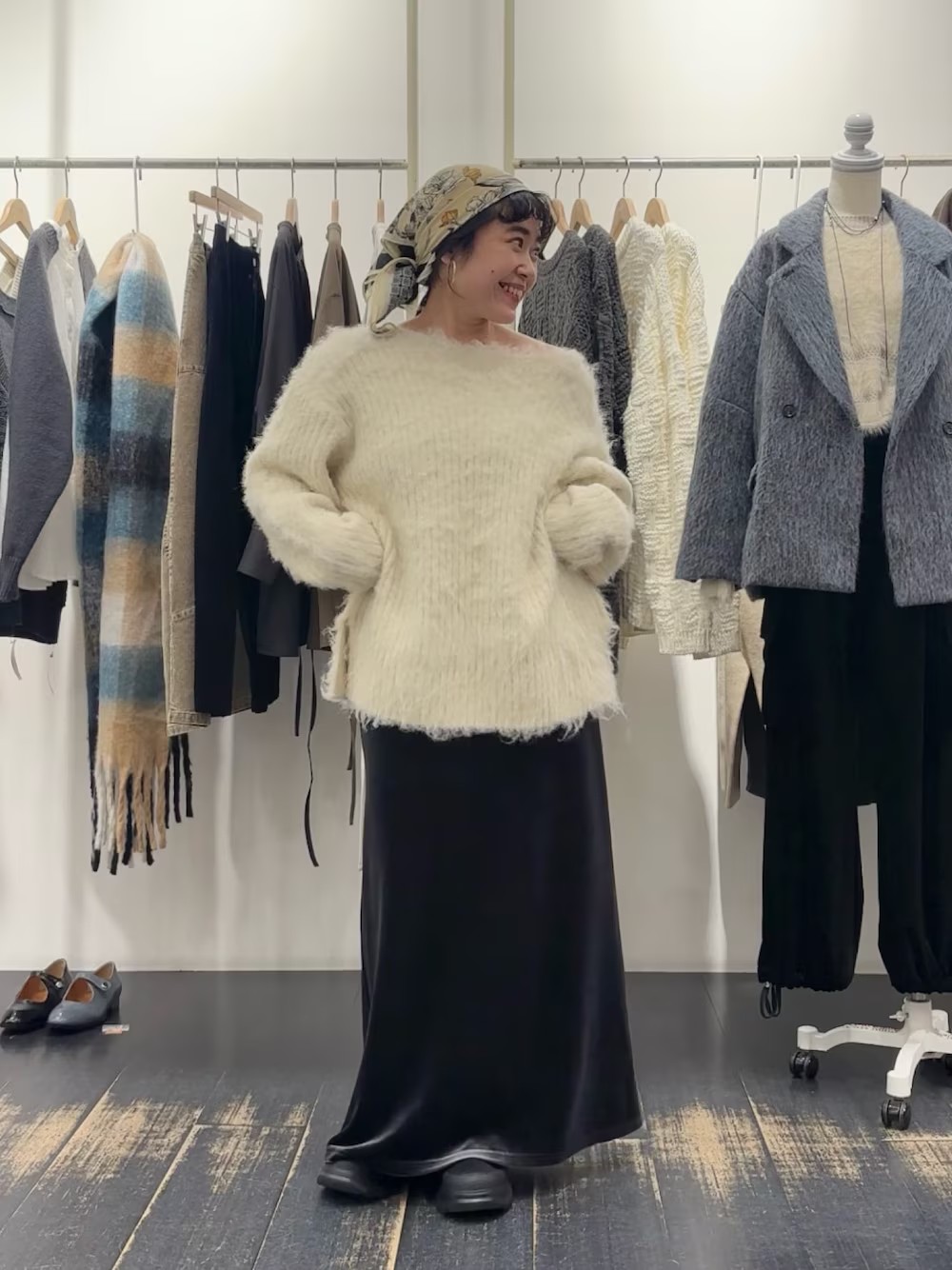 毛足がなかくて
ゆったり着れるニット！

片方のチラッと出してきても
かわいいです！

ちくちくせずに着れるニットです！
骨格ストレート方は胸元すっきりで着れます！