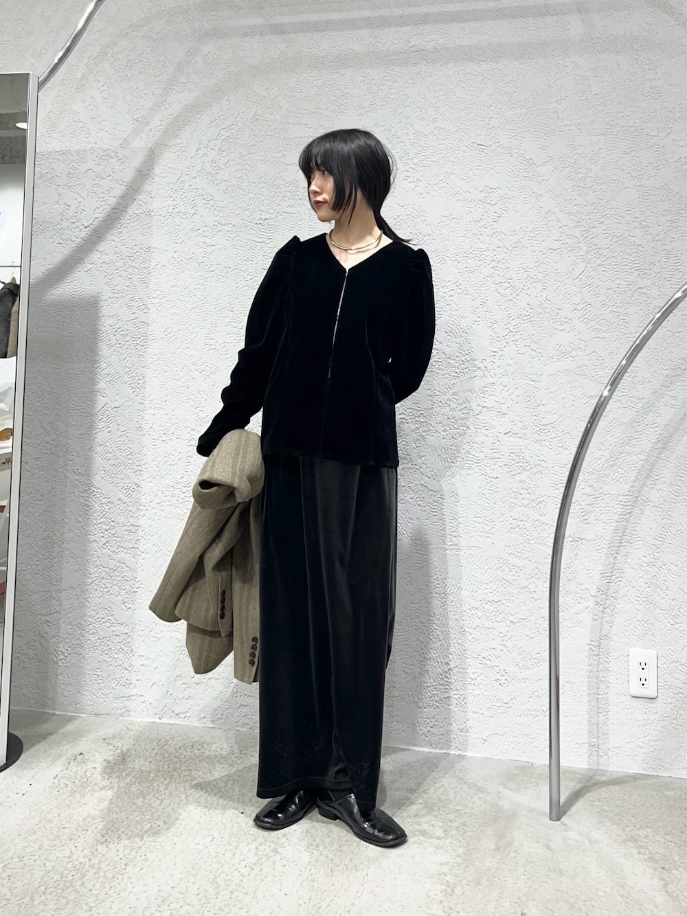 ベロアのトップスに、ベロアスカートを合わせて綺麗めスタイルにしてみました。

トップスはタートルネックと合わせても◎