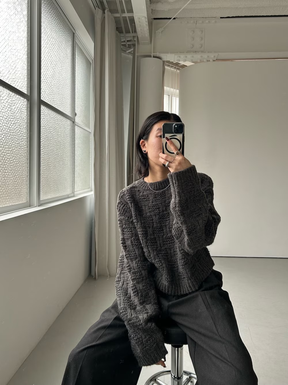 程よいグリッドの柄がアクセントになっているニット！
ショート丈すぎないのにスッキリ着れるのがポイント！
サイズ違いでゆるっとオーバーなものもご用意があります◎