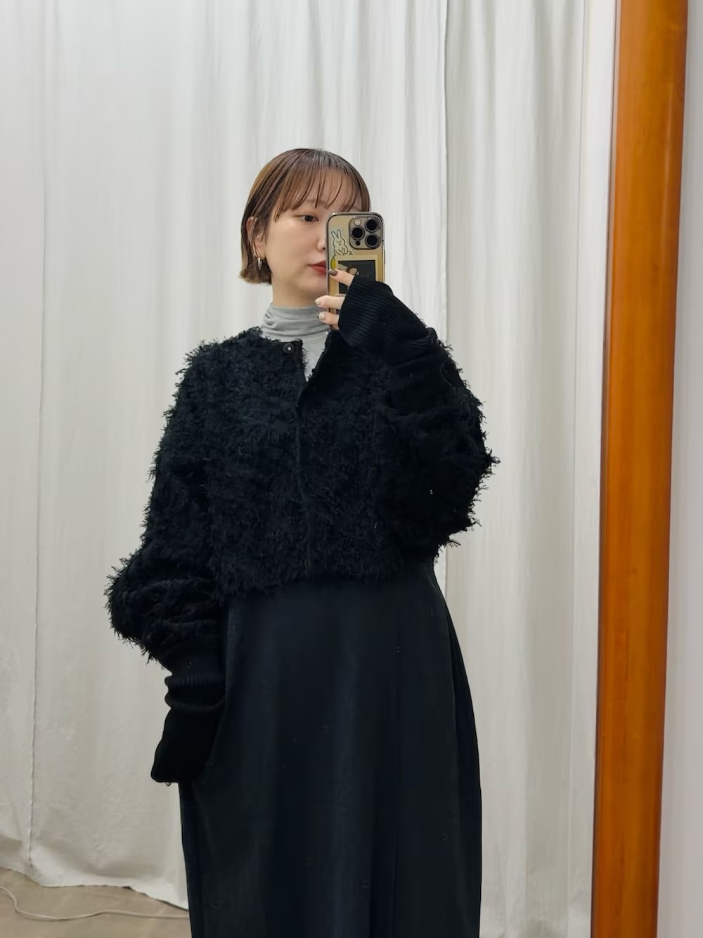 今年も登場のカーディガン。
アームホールや素材感が
アウターの下でも映えるデザイン！

落ち着いたトーンで
ブラックはモードに着てみました。