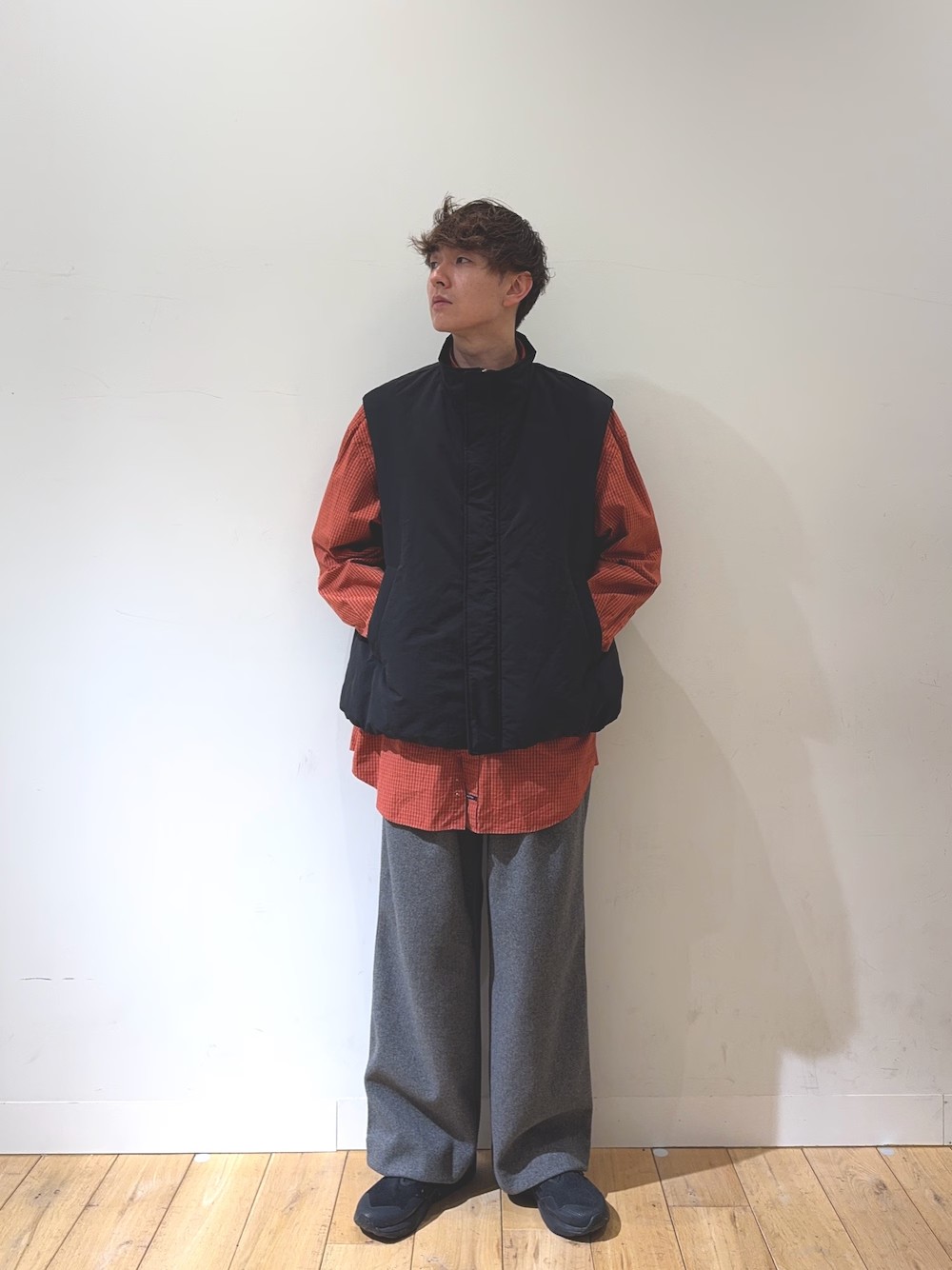 今回は着回し抜群のユーティリティベストのご紹介です！身幅たっぷりのこちらのベストはシャツやスウェットと合わせられるのはもちろんのこと、
ロングコートなどアウターとのレイヤードにも最適です！
インナーにもアウターにも使えるこちらのベストは1着あればオシャレ間違いなし〇