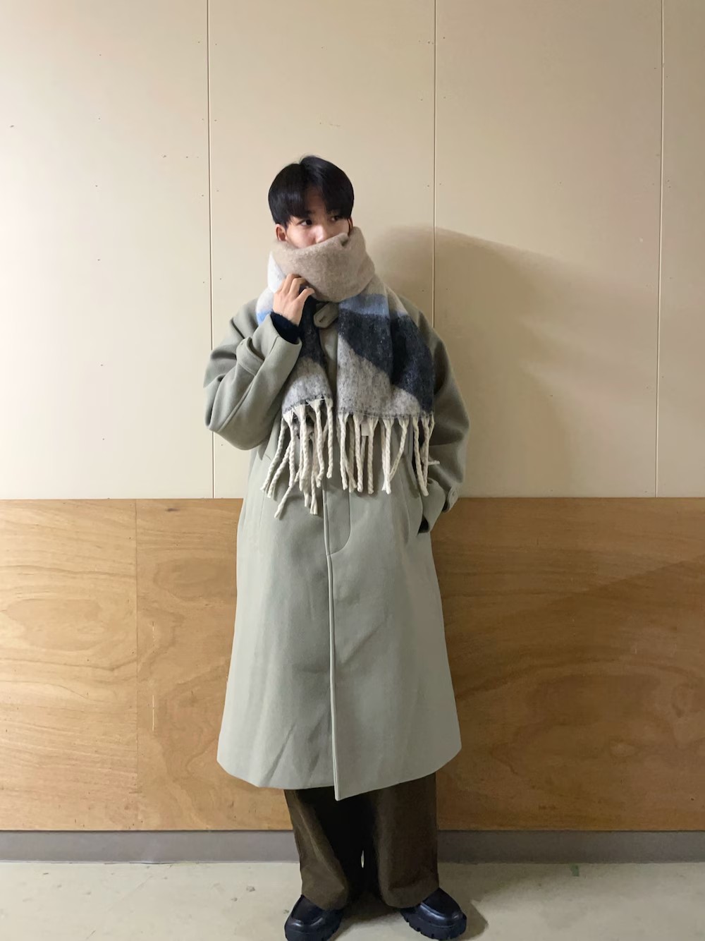 今回はアイボリーのロングコートを使ったコーデ！
コートのボタンそ閉めてスッキリ、開けてインナーのニットなどを見せて幅広く楽しめるコーデになってます！
クリスマスにもぜひきてみてください〜〇