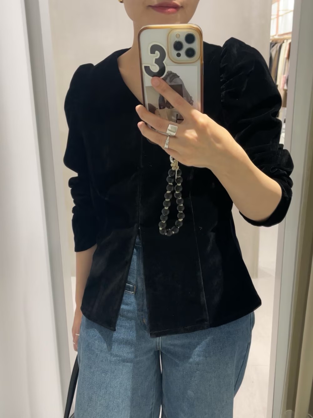 リアルバイコーデ！
モードなトップスにはデニム合わせがおすすめです。