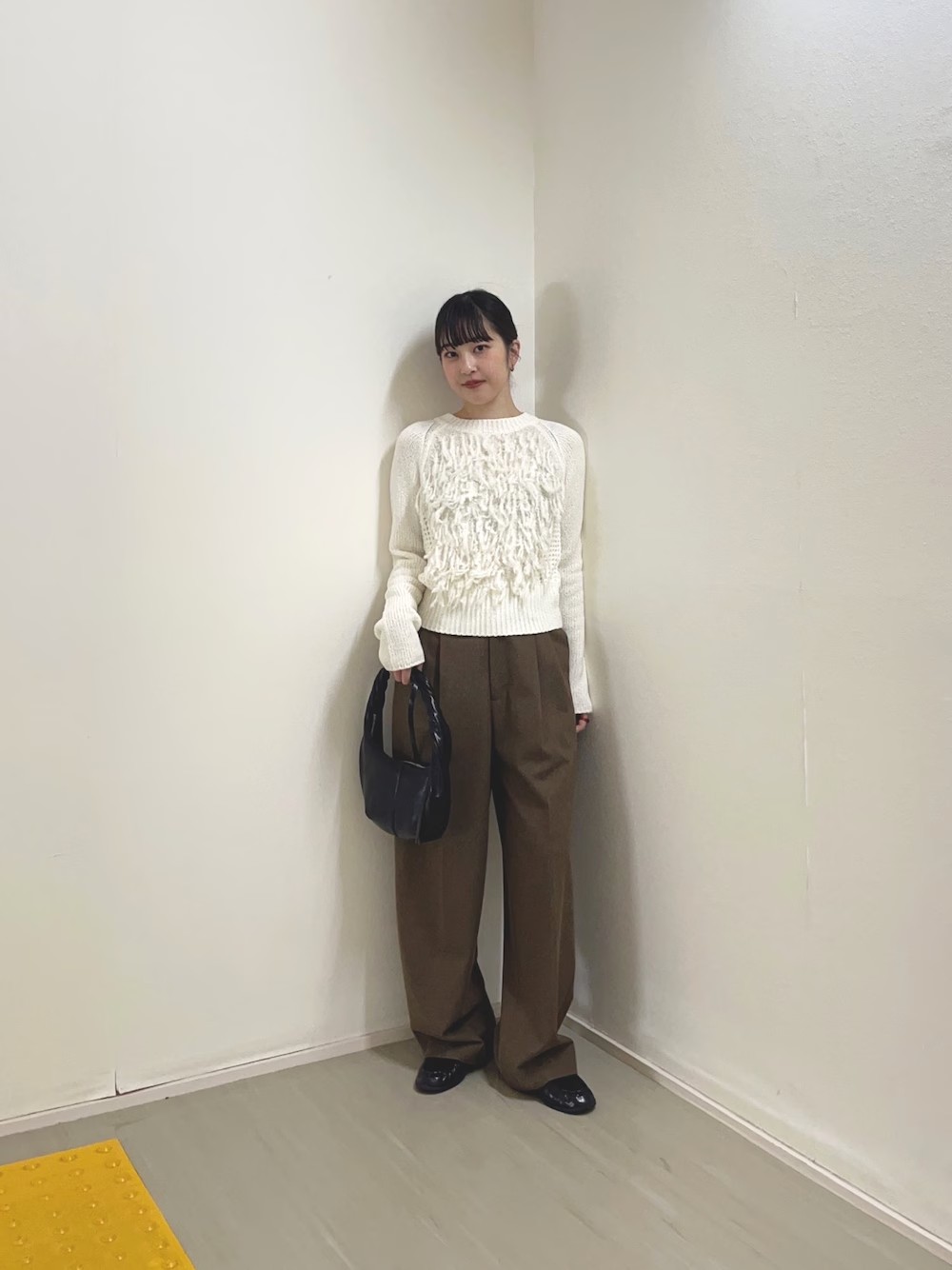 ニットのフリンジがコーデを一気に華やかにしてくれます！

コンパクトなサイズ感なので、
ワイドのパンツを合わせるとスッキリと
更にスタイルもよく見せてくれます！