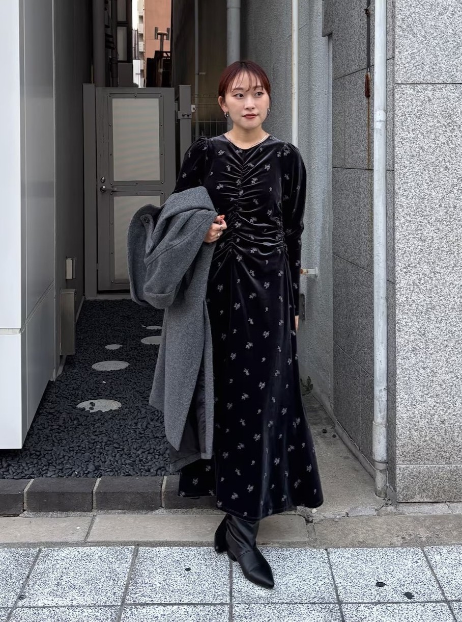 KBFのオケージョンアイテム
ベロアワンピース。

程よい上品な刺繍がされているのがポイント！
ウエストも自然とくびれるように
デザインされているのでスタイルアップも叶います◎