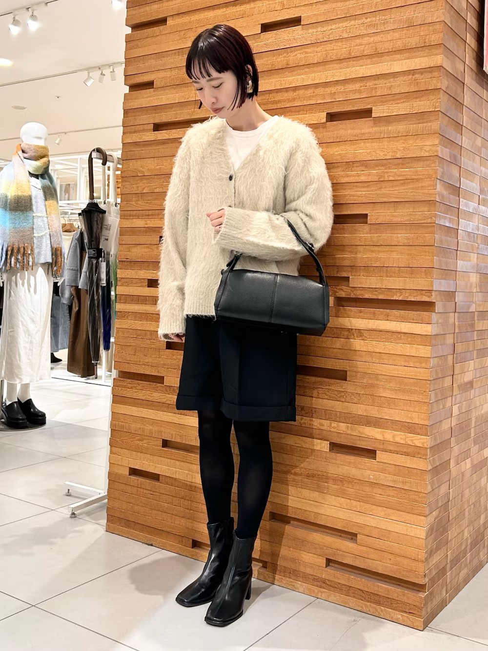 タイツキニットカーディガンは軽くて暖かくおすすめニットの１枚です〇
ショートパンツでスッキリと見えるようコーディネートしています♩
ショートパンツはMサイズを着用しています。