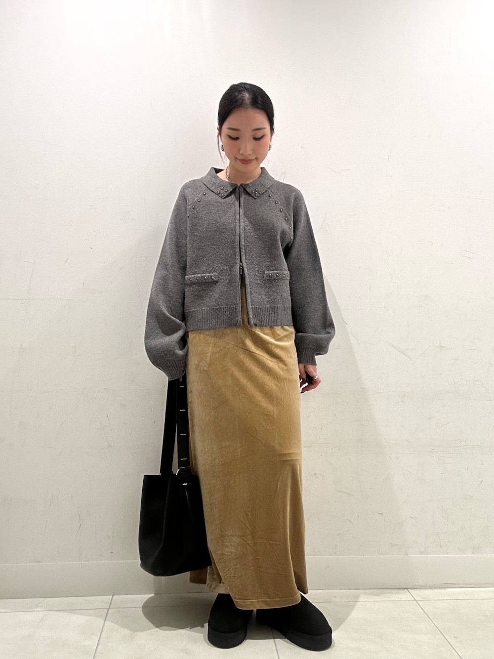 ベロアスカートはウエストゴム、後ろにスリット、そしてとても伸びるので着心地がとても楽ちんです！
春まで長く着れるアイテム多数取り揃えております！