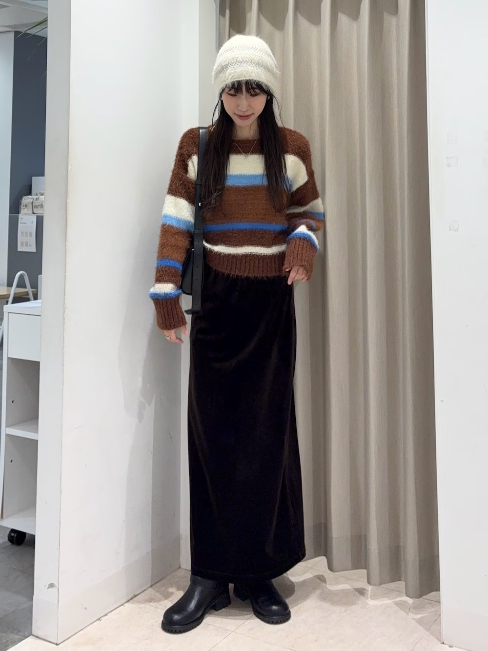 今回はトレンドのブルー×ブラウンのカラーがお洒落なボーダーのニットをメインに、韓国っぽい大人カジュアルコーデをしてみました〇
