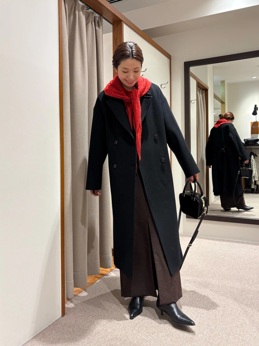 【コート】見た目は重厚感がありますが、重さはあまり感じませんでした。生地はしっかりしていて硬めです。特に脇周りがゆったりしたデザインなので、厚手のニットを着込んでも問題ありません。