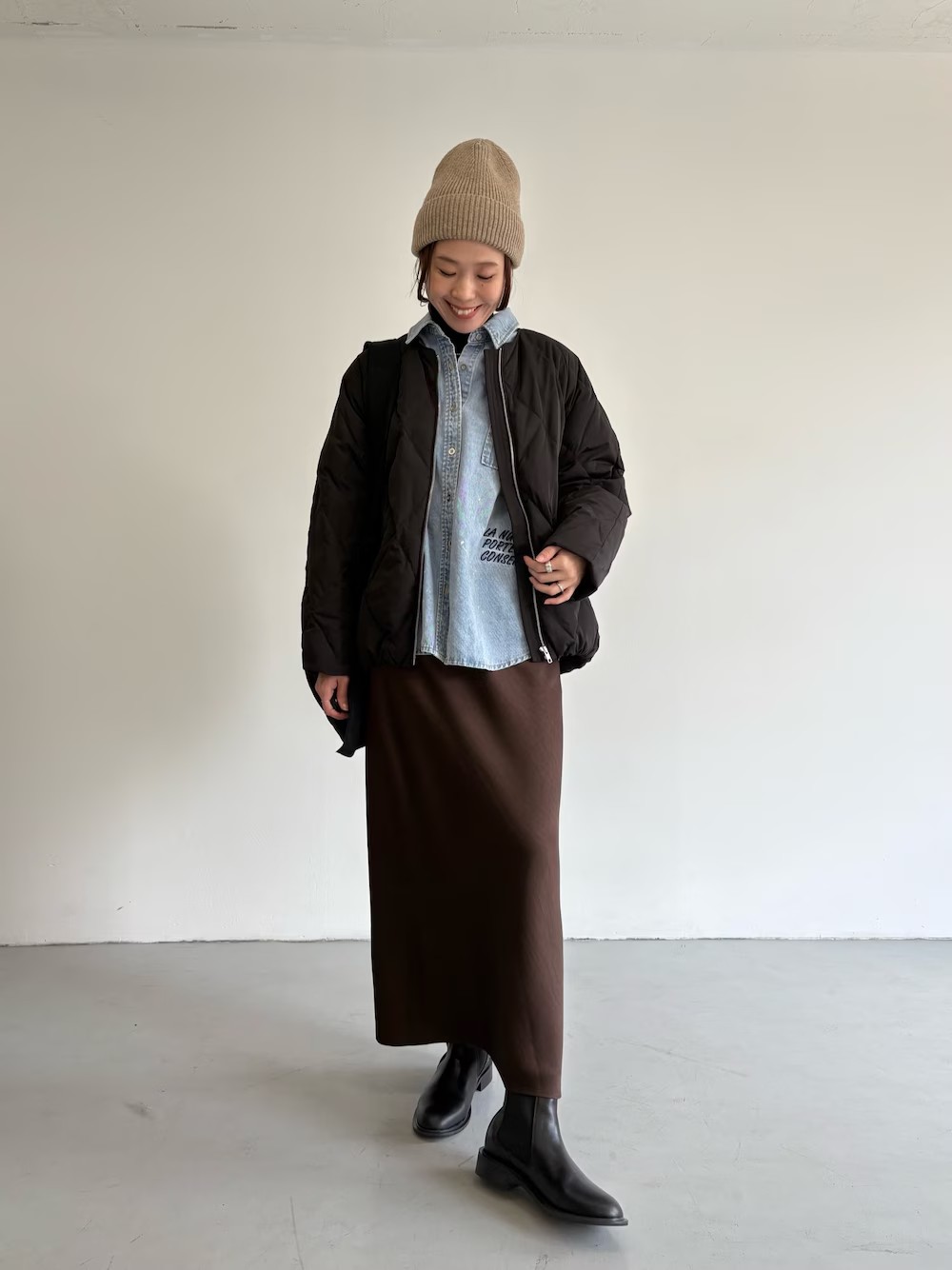 【アウター】スッキリとしたシルエットのダウン。ノーカラーでマフラーが巻きやすいです。私の身長でお尻が半分ほど隠れる丈感です。

【デニムシャツ】普通のシャツより生地がしっかりしていて硬め。さりげない刺繍が施されており、大人でも着やすいデザインです。