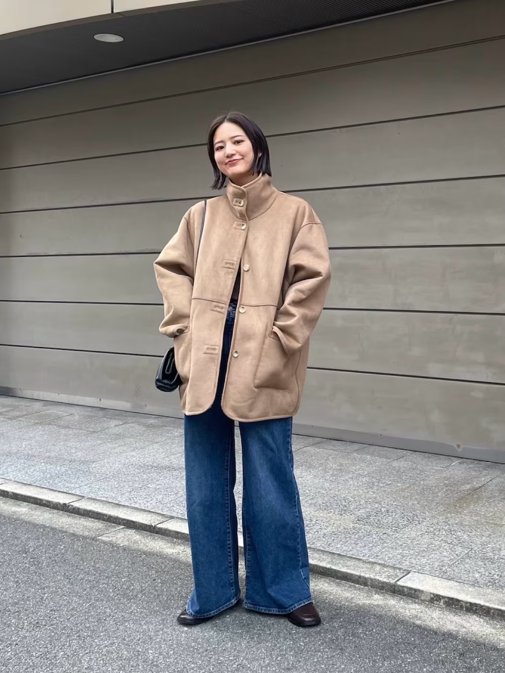 フランス「ECOPEL」に別注した、軽くて上品なリバーシブルフェイクムートンコート。繊細なスエードとボアを使用し、環境に配慮したリサイクルポリエステルも採用。ゆったりシルエットで、スタンドカラーが小顔効果も。一着で二通りの着こなしが楽しめます。