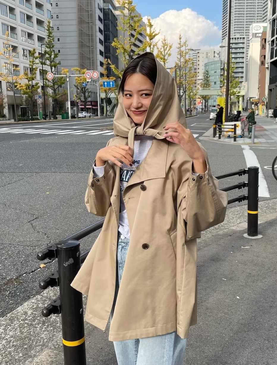 トレンドのスカーフアレンジが楽しめる撥水素材のトレンチコート。ハリのある上品な生地が美しいシルエットをキープします。ゆったりとした袖・身幅で厚手のニットの上にも着用可能。ヒップが隠れるミドル丈でボトムスを選ばず、付属のスカーフで洗練された印象に。