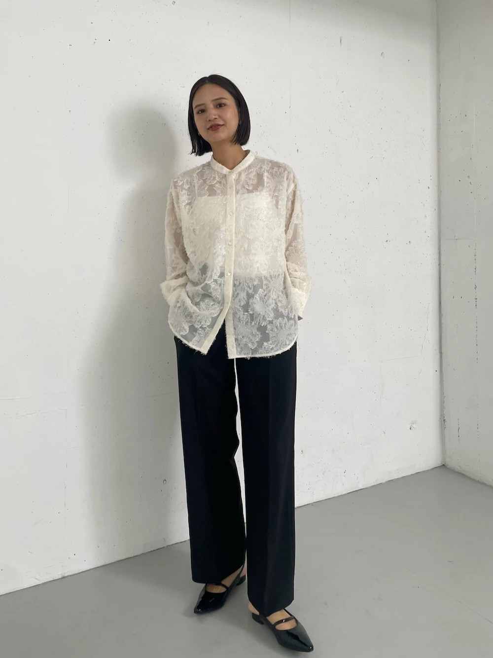 華やかなシアー感のあるカットジャガードバンドカラーシャツ。ふんわり軽い着心地で、大人の女性にぴったりの一枚です。シンプルなバンドカラーとゆったりサイズ感が抜け感を演出。シワになりにくく、自宅で洗濯可能。ON/OFF兼用で幅広く活躍します。