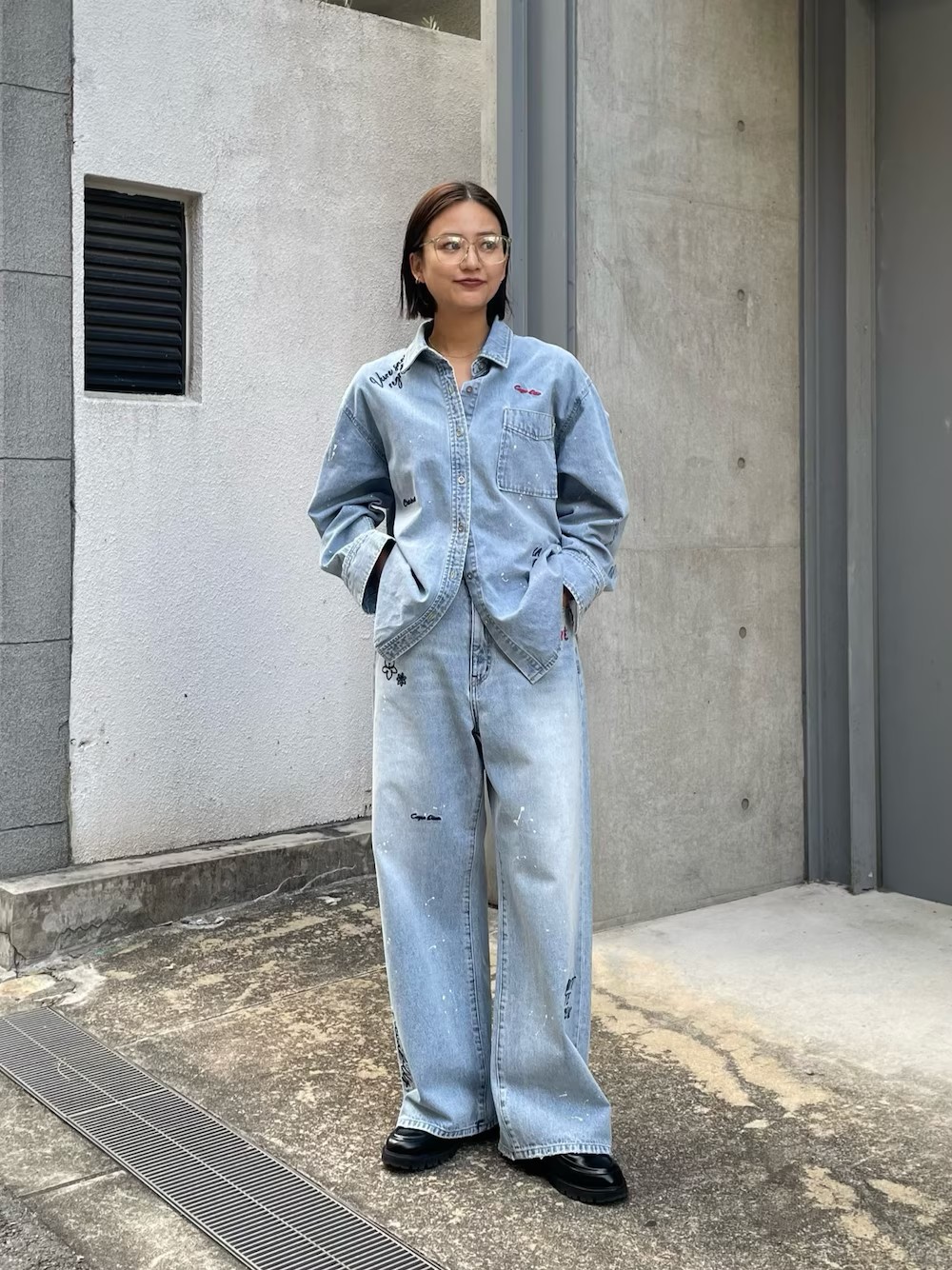 細部までこだわったUR完全別注デニムシャツ。中肉素材でアウターとしても活躍します。古着のようなペイント加工と、オリジナル手書き風刺繍がポイント。同シリーズのパンツとセットアップも可能で、きれいめボトムスとも相性良く、大人カジュアルに着こなせます。