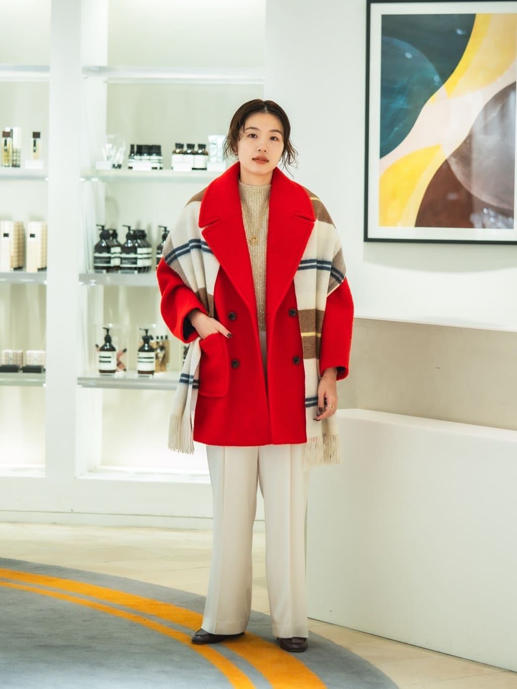 身長170㎝　〈MACPHEE〉の赤いコートを主役にしたスタイリング。
インナーにはラメ糸を入れ込んで、ホリデー感のあるプルオーバーをセレクト。色だけになってしまうので、オリジナルのチェックマフラーでアクセントをつけました。インナーがハーフスリーブなので、室内では肩掛けするのもおすすめです。

