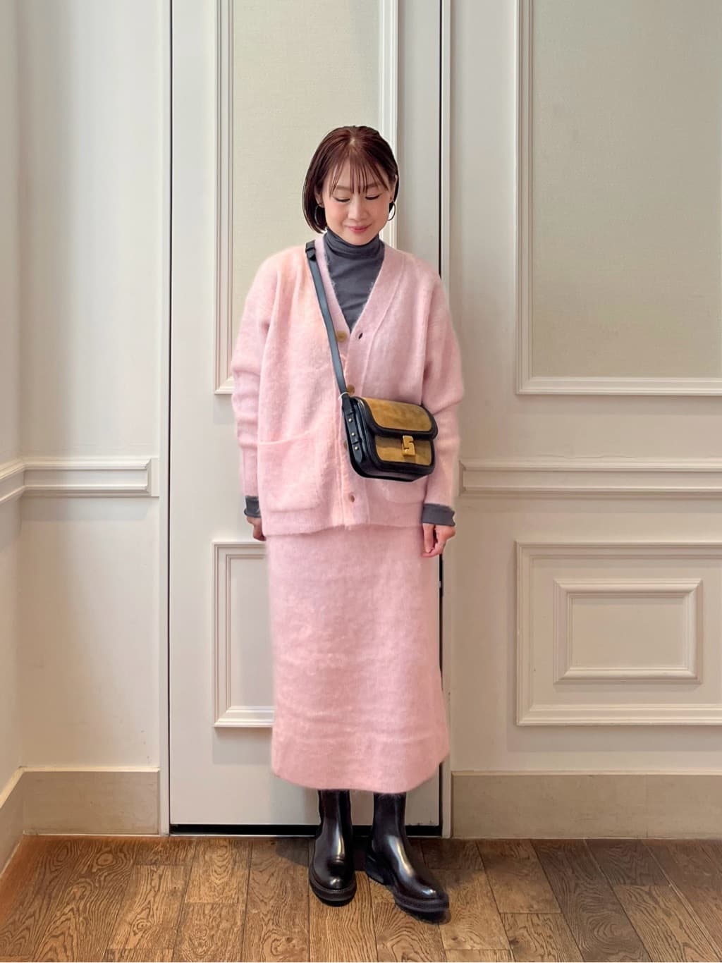 身長158㎝　〈MACPHEE〉シャギーアルパカ Vネックカーディガン・シャギーアルパカ ストレートスカート
柔らかで暖かい着心地が魅力のアルパカを使用したカーディガンとスカートをセットアップで。
デイリーからリラックスした休日にもおすすめの着心地です。
毛足が華やかな印象で、決めすぎない大人カジュアルスタイリングをお楽しみいただけます。
