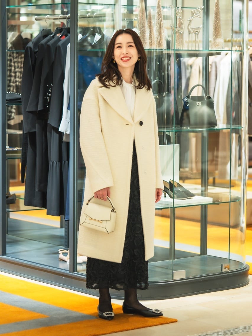 身長163㎝　〈TOMORROWLAND collection〉のホワイトのロングコートを主役にしたスタイリング。
インナーには光沢感のあるシルクのブラウス、スカートはチュールに刺繍の施されたデザインを合わせることで素材の凹凸感をつけました。
全身をモノトーンで統一しスタイリッシュな印象でありながら、シンプルすぎず女性らしいエレガントさも感じられるホリデースタイルです。
ディナーや特別な日のお出かけ着としてぜひトライしていただきたいです。