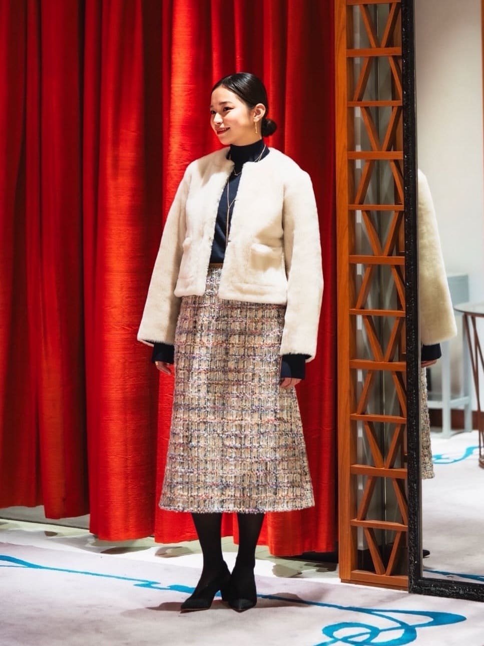 身長162㎝　ホリデーシーズンの特別なお出かけをイメージし、心躍る上質なお素材を着用したスタイリングをご提案いたします。

〈TOMORROWLAND collection〉　ナッパランムートン　ノーカラージャケット
贅沢に一枚革を使用した、リバーシブルのムートンジャケット。高密度なファーは身が引き締まる上質な仕上がりで、ホワイトカラーが優美で上品な印象を与えてくれます。