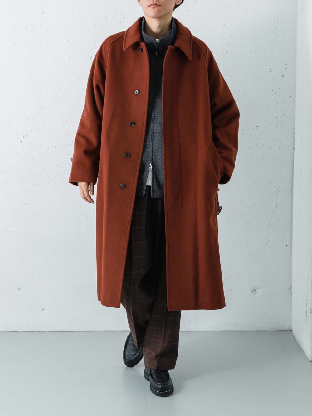 上質なSuper100'sウール100%使用。高い保温性と驚きの軽さを実現し、エレガントなドレープを生みます。一枚袖と長い着丈が洗練された雰囲気を演出。ベルトアレンジでドレッシーにもカジュアルにも対応する至極の一着です。