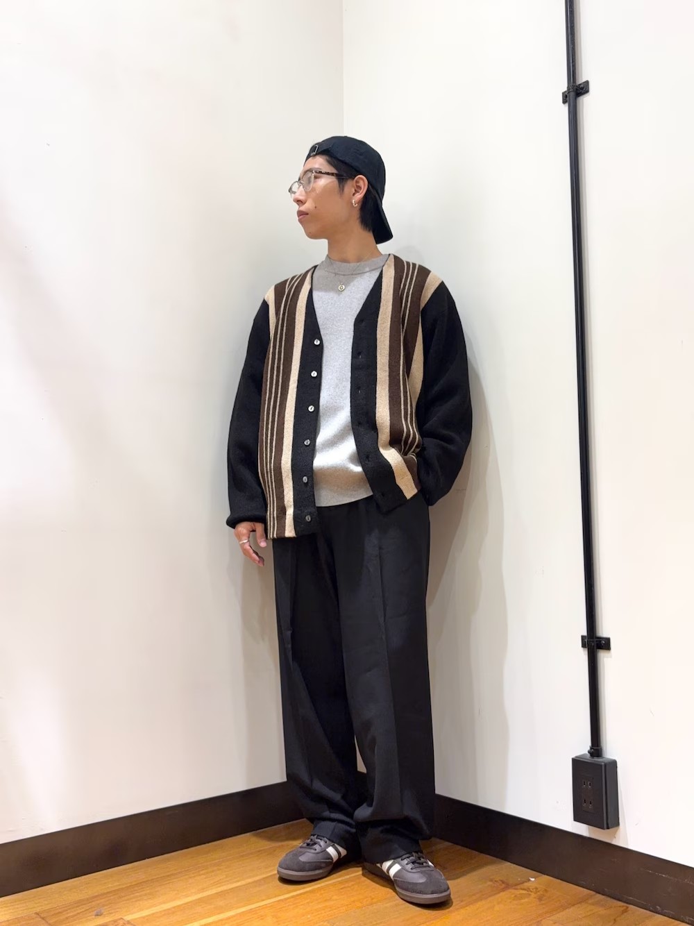 存在感のある太ストライプが魅力のアルパカ100%カーディガン。温かみと上質感を兼ね備え、大胆なストライプ柄が主役になります。落ち着いた配色で大人のコーデになじみ、Vネックとゆったりシルエットでレイヤードも楽しめます。