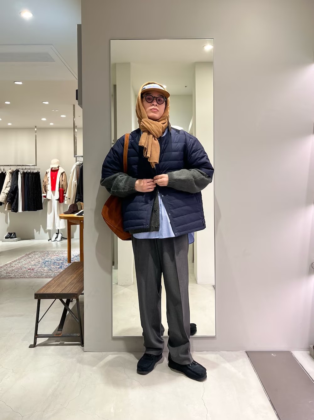 タフで軽いスーパーワイド半袖ダウン。摩耗に強いCORDURA STRETCH RIP STOP素材を採用し、透湿性・撥水・ストレッチ多機能を搭載。厚手トップスの上からも羽織れる超ワイドシルエットで、冬のレイヤードを革新する一着です。