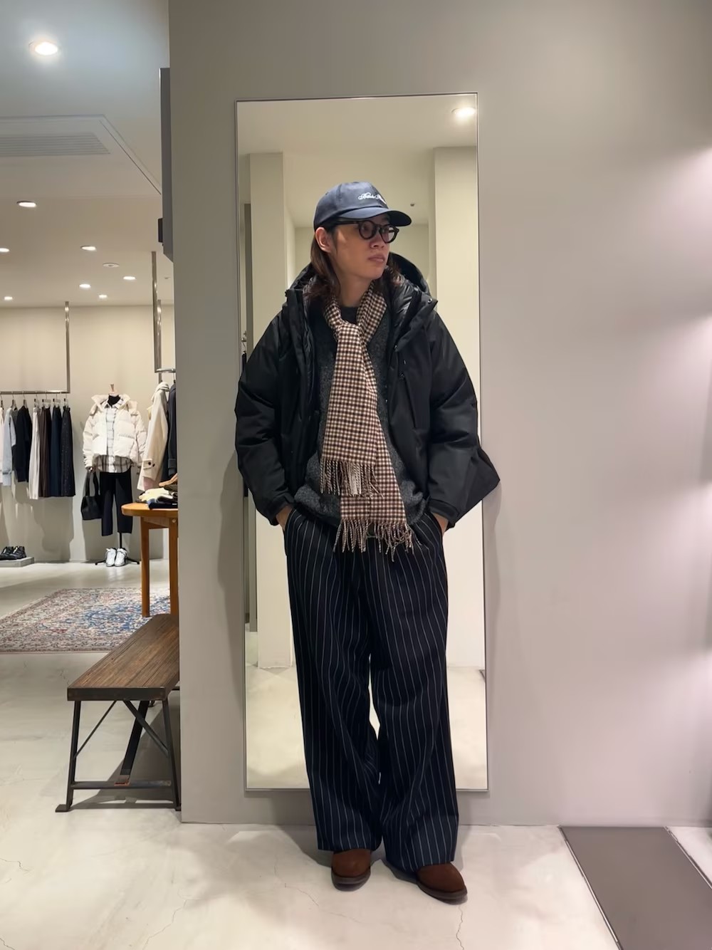 最高クラスの保温性を持つ800FLPダウンと、高機能3レイヤー素材で防水・防風性を実現。ステッチを表に出さないミニマルなデザインで都会的な印象です。多ポケットや袖のタックなど機能美を融合した一着。