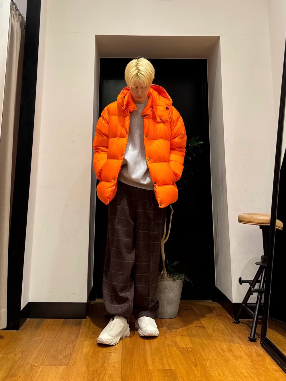 【アウター】Mサイズ着用。ボリューム感のあるシルエットながら、かなり軽くて暖かいのが特長です。オレンジのカラーリングが良く、特におすすめのアイテムです。