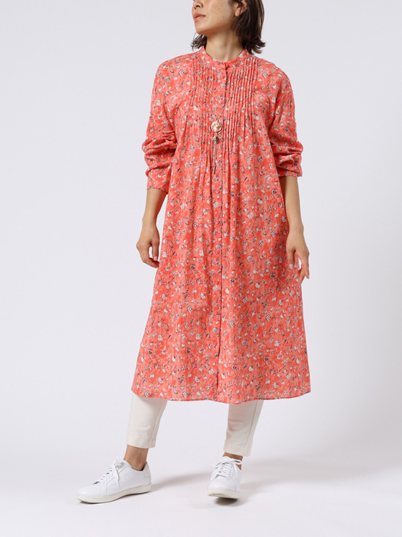 たくさんのピンタックを贅沢にあしらった、ふんわりと優雅な小花柄のワンピースとコンパクトなあったかパンツを合わせたコーディネートです。シロのスニーカーで大人かわいいカジュアルスタイルを楽しみます。
モデル身長：162cm