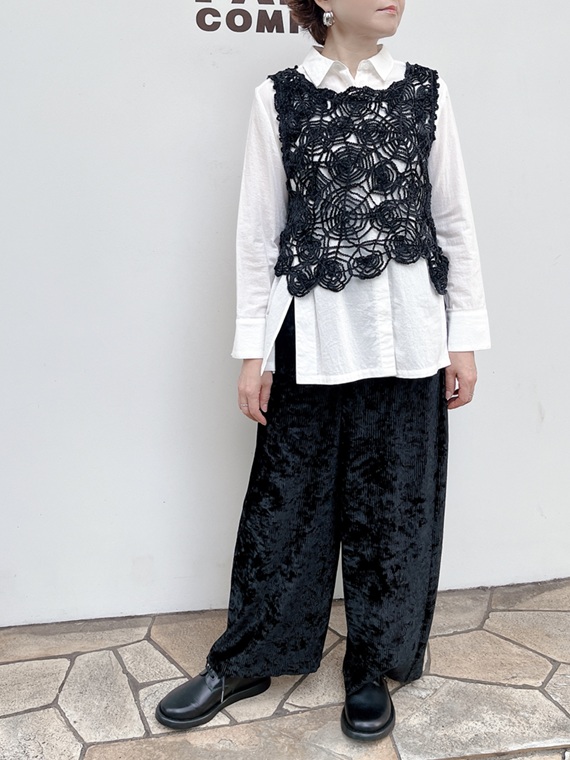 「幸運を引き寄せる」といわれる蜘蛛の巣の模様のニットは、表情豊かな凹凸感が魅力のクラッシュベロアのパンツと合わせました。シロのシャツがハンサムでモダンな雰囲気を演出し、華やかなシーンにもぴったりです。
モデル身長：163.5cm