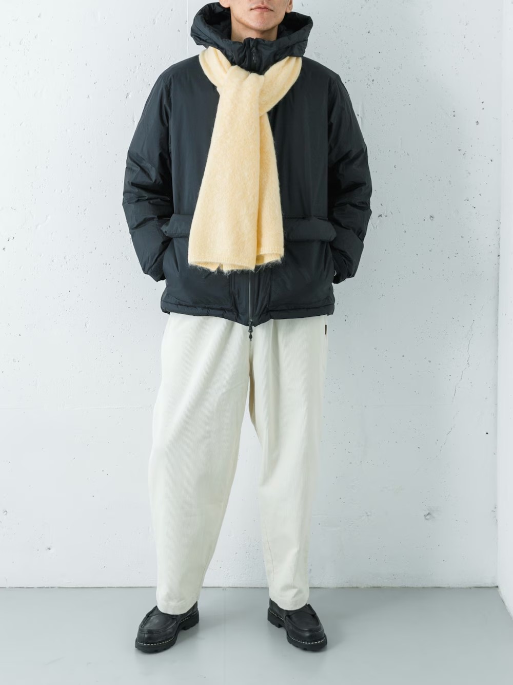 高機能なNANGA別注のダウンジャケットに、ふっくらとしたモヘアのロングストールを巻きつけ、首元にボリューム感と暖かさをプラスしました。

ボトムスには暖かみのあるコーデュロイパンツを選び、素材のコントラストで奥行きを演出します。