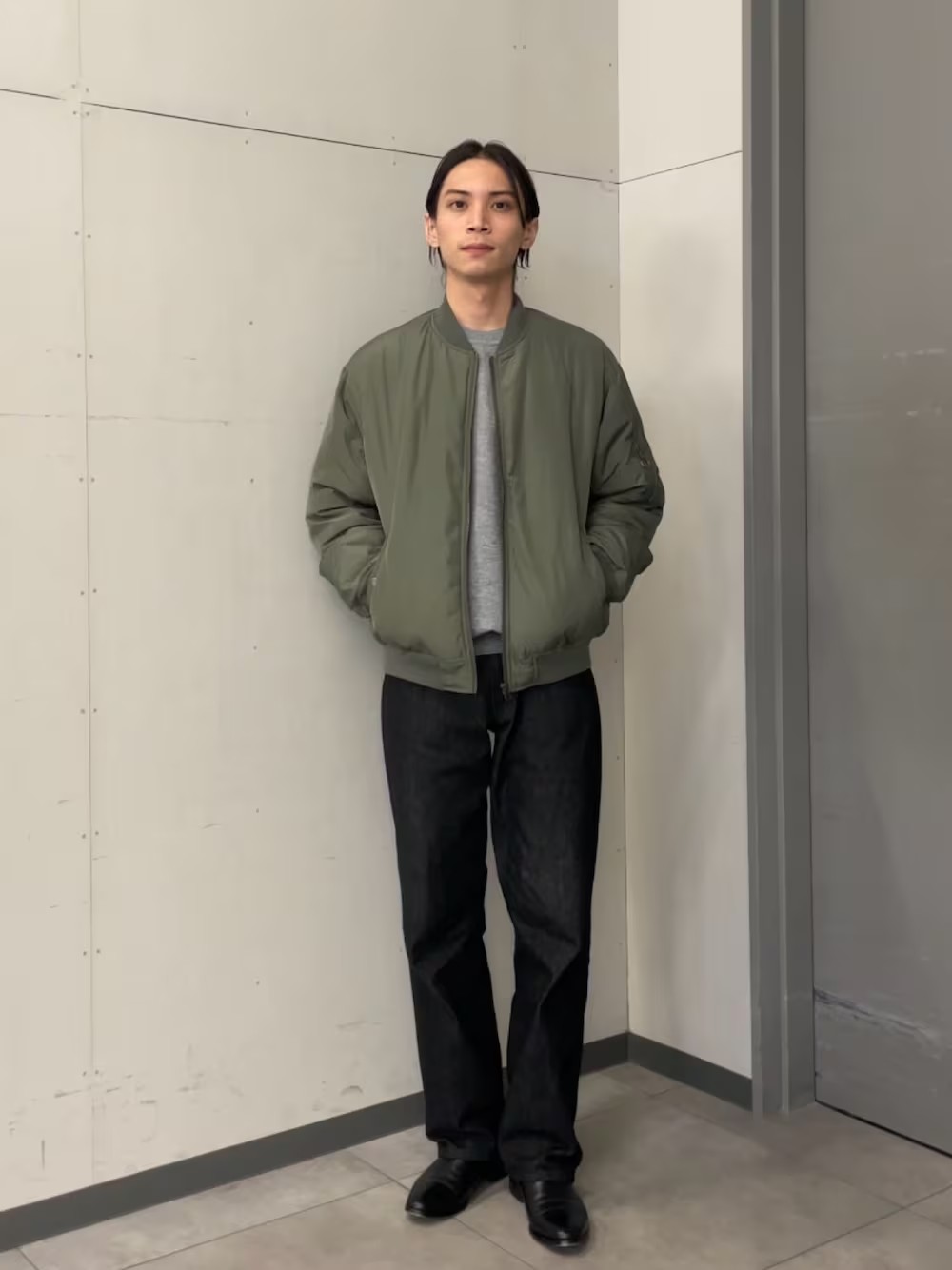 秋冬に着たいミリタリーアウターと考えるとMA-1がすぐに頭に浮かんでしまいます。
なんとこのMA-1は撥水機能が備わっており、保温力も抜群です。
急な雨や雪にも対応できるのがポイントです。