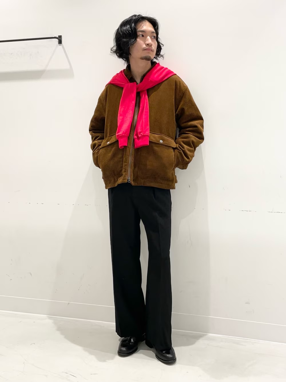 アウターにワンポイント付けたい気分です。
発色の良いウールロンT首にに巻くだけで…ホリデー！