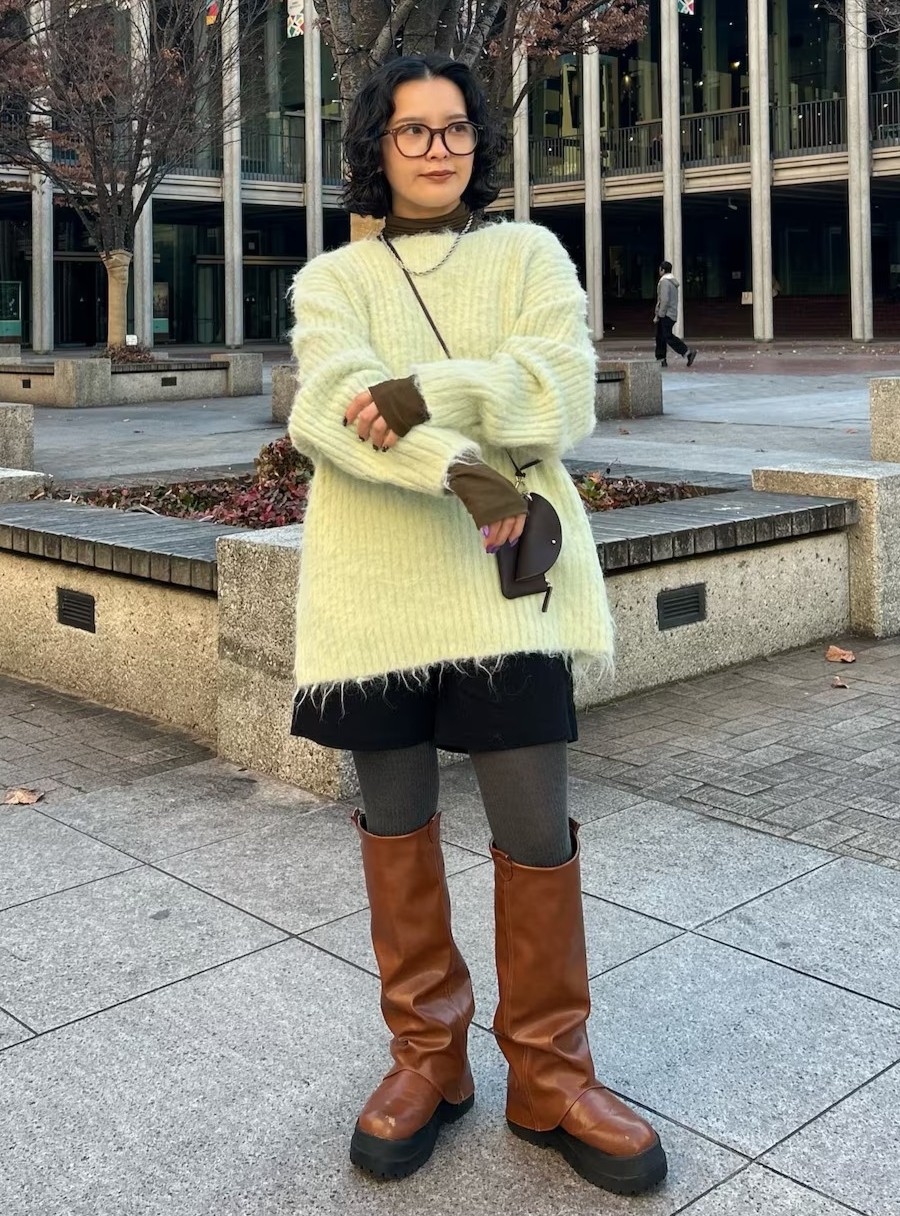 毛足が長めのニットを
ハーフパンツでカジュアルに合わせました！

柔らかいメロンカラーは
1枚で着映え間違いなしです〜